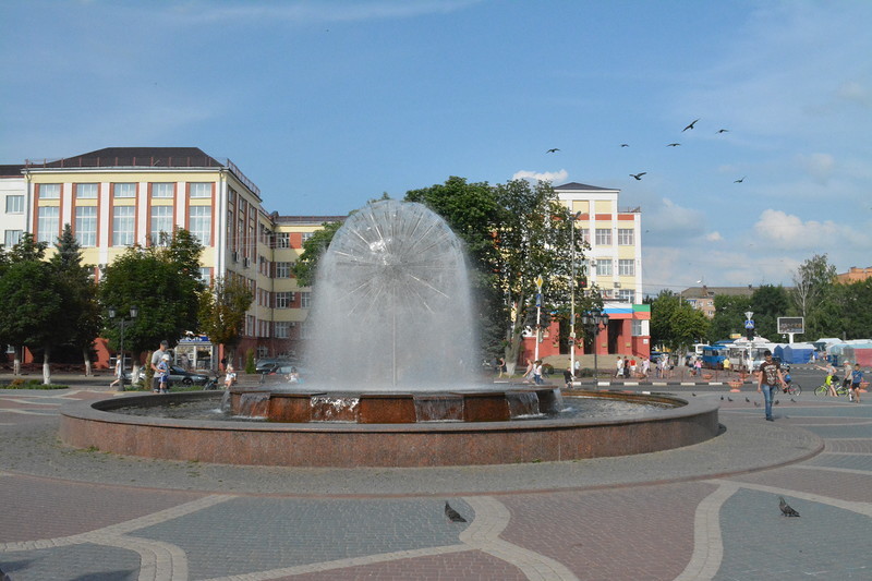 Грузоперевозки Клинцы площадь с фонтаном.