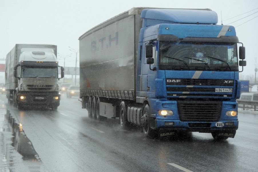 Грузоперевозки Коряжма четкие грузовики едут под дождем