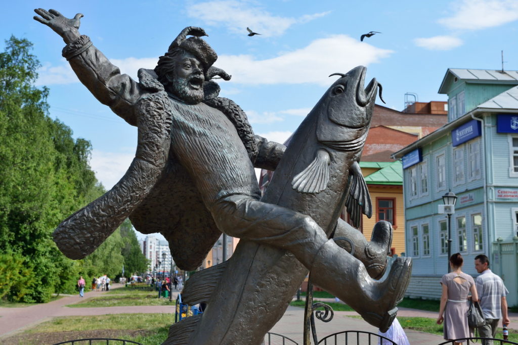Грузоперевозки Котлас Архангельск статуя мужик на рыбе верхом