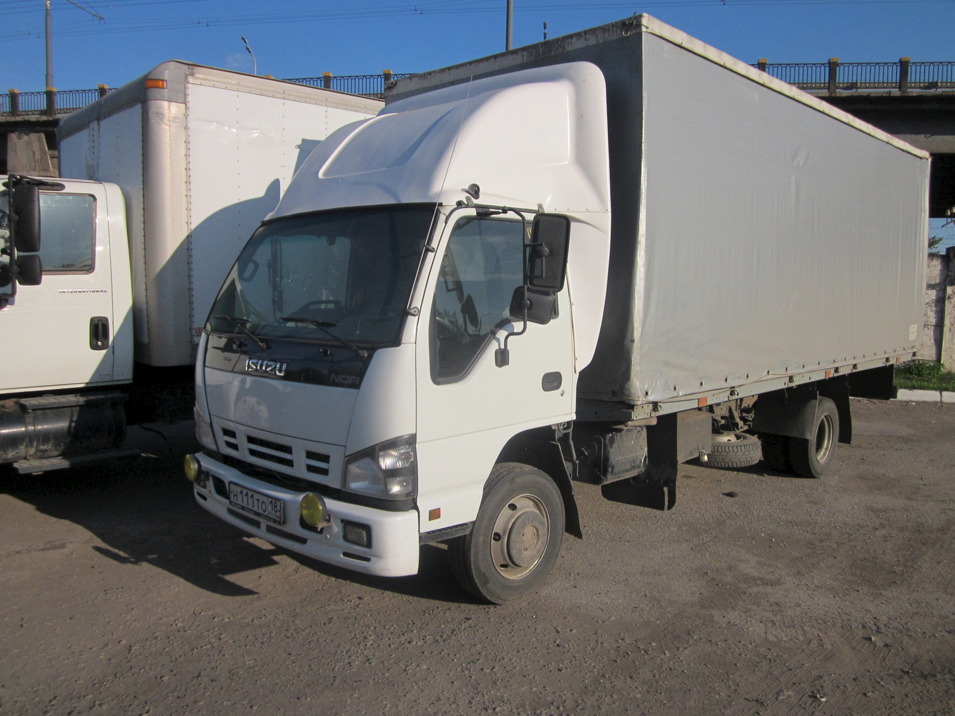 Грузоперевозки Мурманск 5 тонн видно всю машину фото грузовика белого закрытого