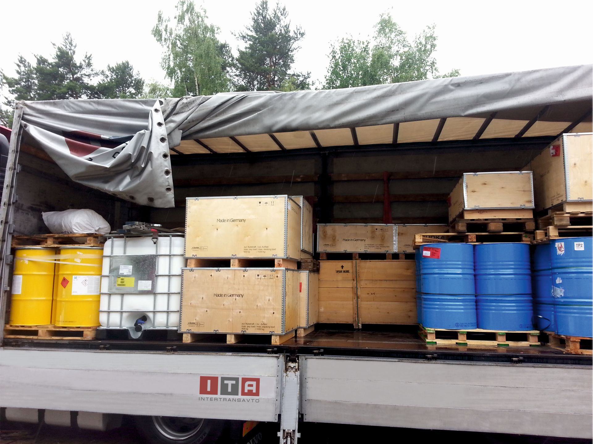 Грузоперевозки Нефтеюганск доставка сборных грузов кубовые емкости бочки в машине