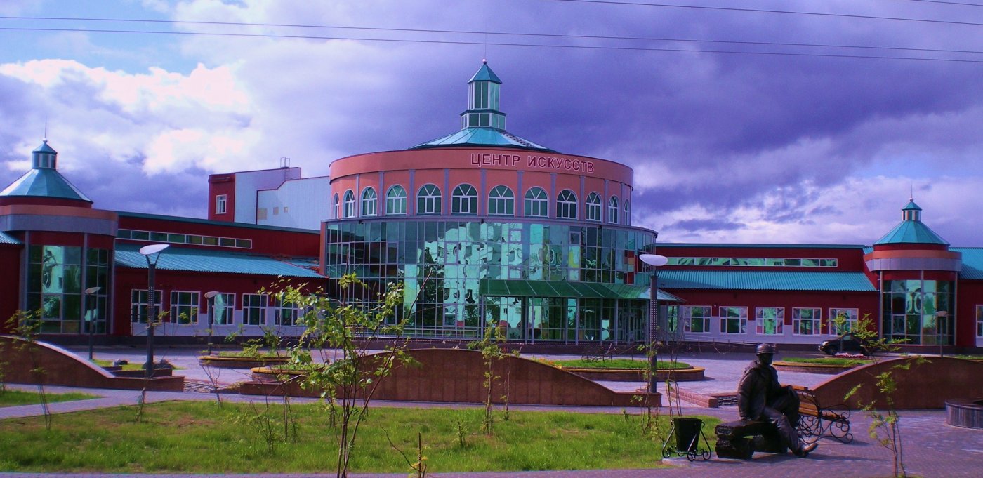 Грузоперевозки Нижневартовск Покачи красивое здание в центре города