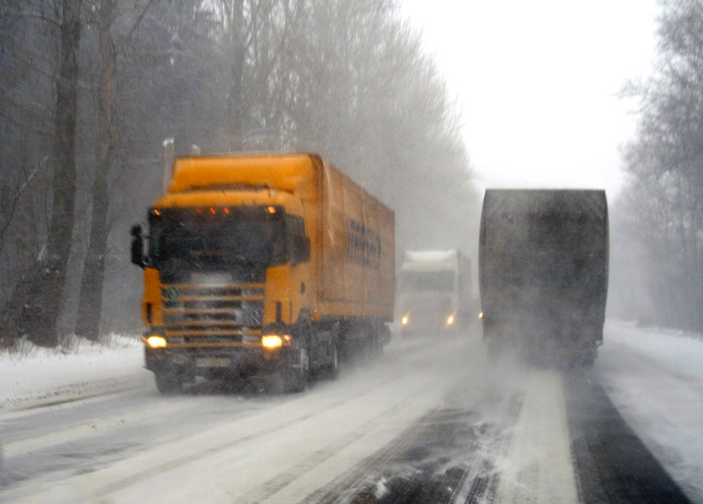 Грузоперевозки Сургут Тюмень едут грузовики сквозь зиму холодно быстро