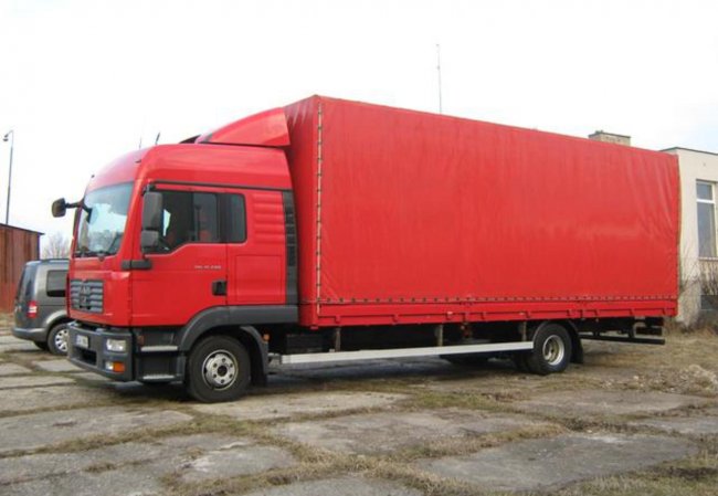 Грузоперевозки Тобольск 5 тонн шестиметровая машина красного цвета тентованная