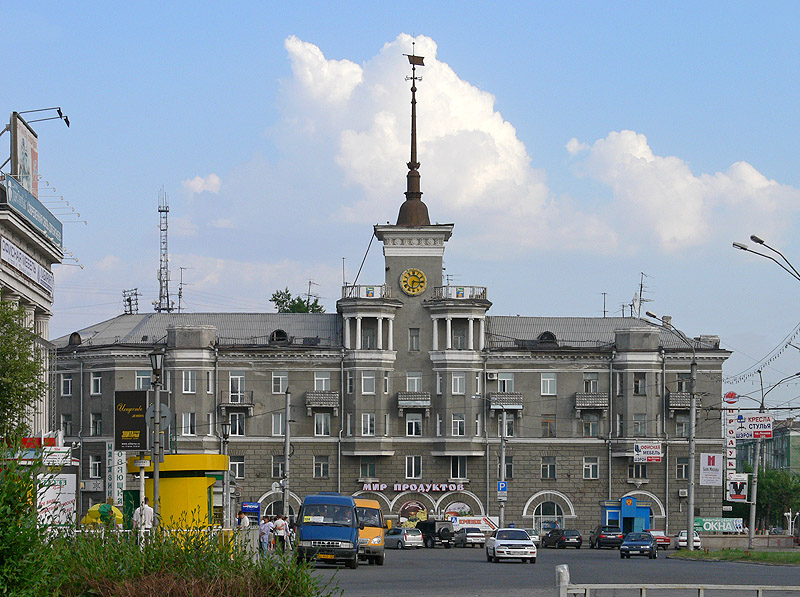 Грузоперевозки Тюмень Барнаул вид площади и башни с часами