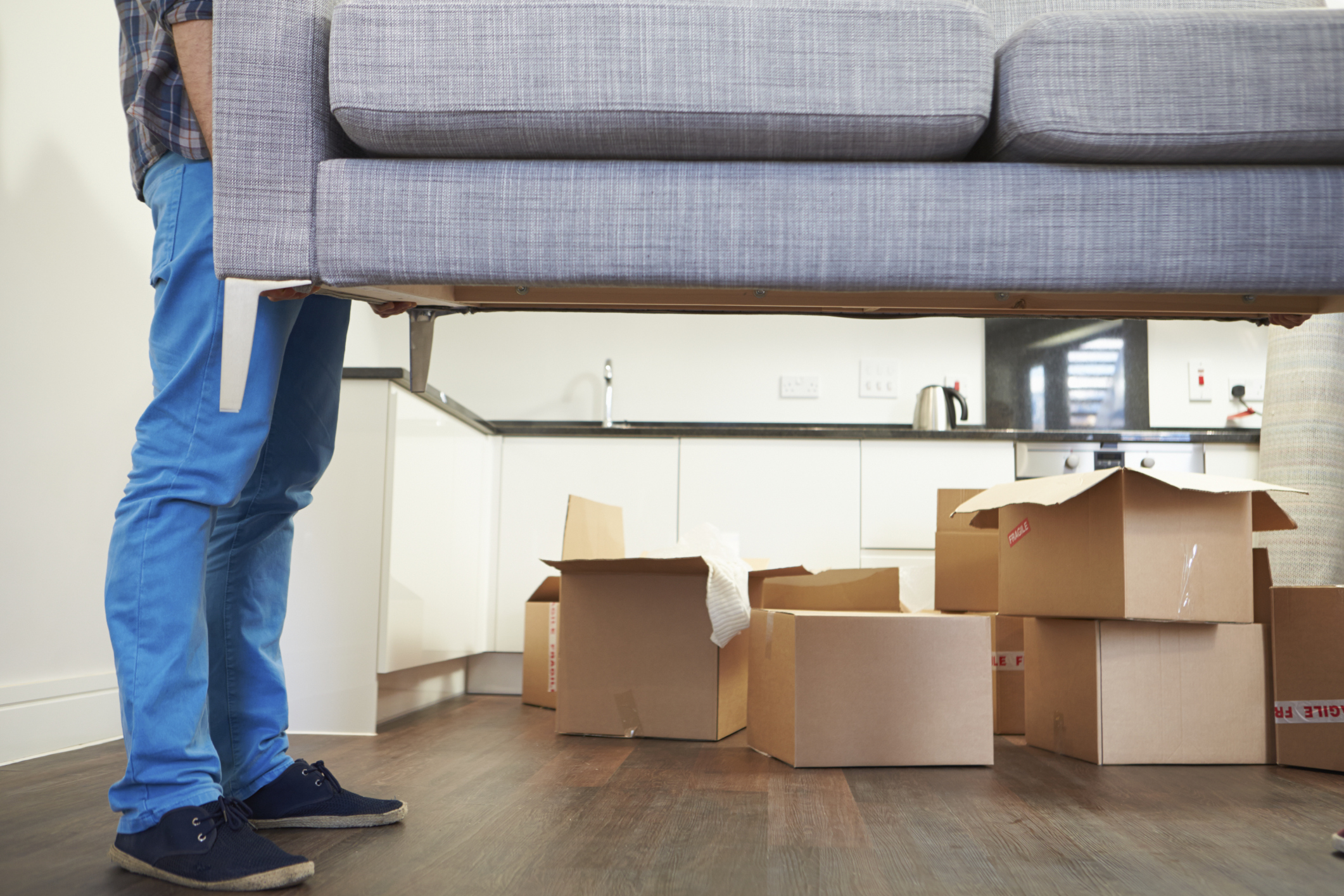 Грузоперевозки Тюмень домашний переезд выносят диван и коробки
