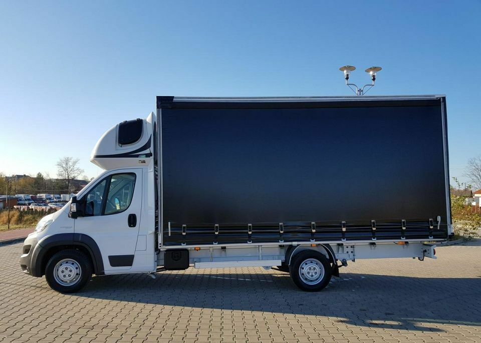 Грузоперевозки Тюмень Тавда грузовик на брусчатке в солнечную погоду