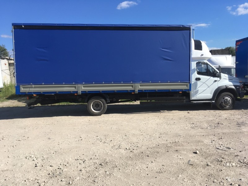 Грузоперевозки Тюмень Тобольск длинный грузовик синего цвета со спальником на крыше